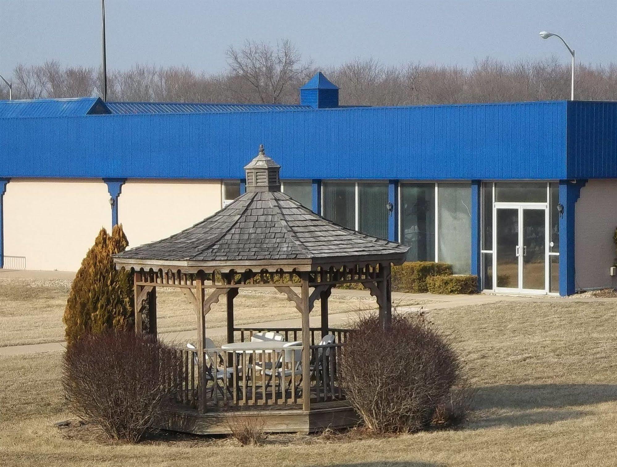 Macomb Inn Exteriör bild