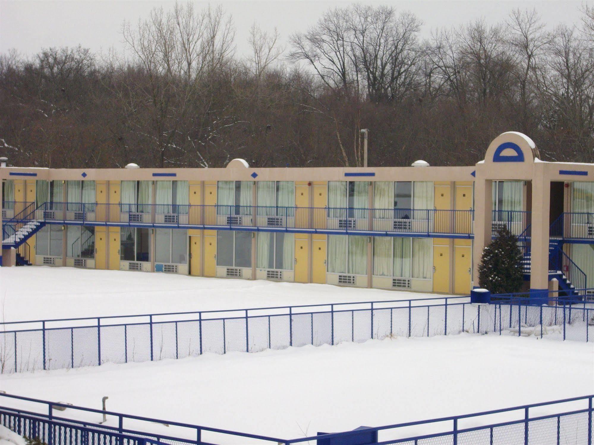 Macomb Inn Exteriör bild